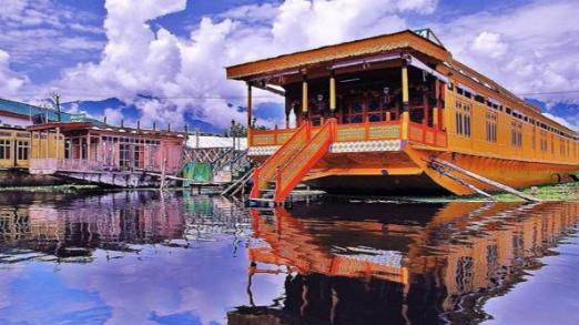 Houseboat submerged in Kashmir’s Dal Lake, seven tourists from Haryana narrowly left